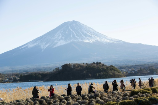 Des touristes sur le rivage du lac Kawaguchi face au mont Fuji
