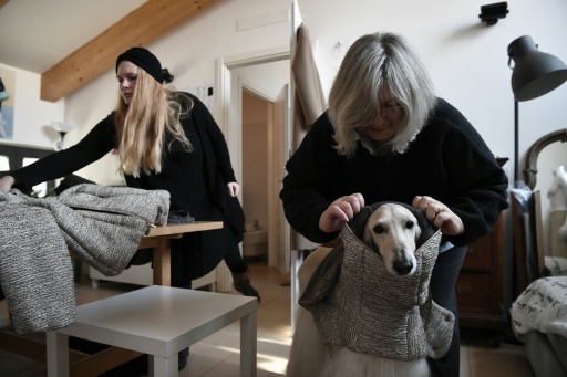 (La conceptrice italienne Giovanna Temellini fait essayer un vêtement à un chien à Milan