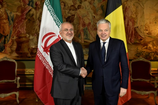 Mohammad Javad Zarif, salue son homologue belge Didier Reynders (droite)