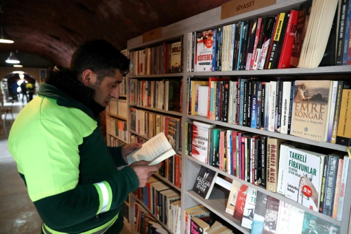 Un homme lit un livre dans une bibliothèque créée par des éboueurs d’Ankara