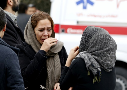 Des proches effondrés des passagers d’un avion iranien qui s’est écrasé dimanche se réunissent devant une mosquée de Téhéran