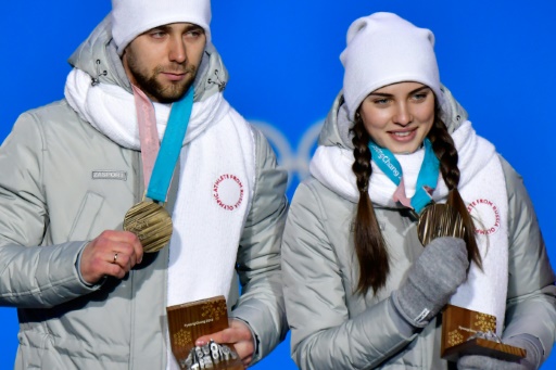 Les Russes Alexander Krushelnitsky (g) et Anastasia Bryzgalova, médailles de bronze du double mixte en curling aux Jeux de Pyeongchang