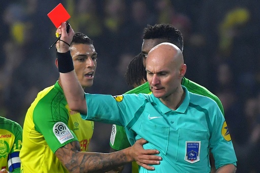 Tony Chapron exclut le défenseur brésilien de Nantes Diego Carlos lors du match contre le PSG