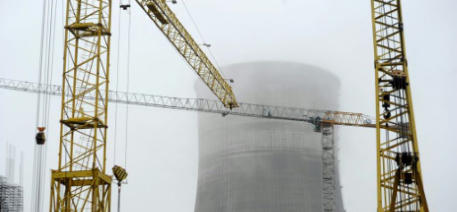 Photo d'une cheminée de centrale nucléaire, prise le 12 octobre 2017. Ultra-dépendante du pétrole, l'Arabie saoudite a annoncé vouloir accélérer la mise en oeuvre de son propre programme dans le nucléaire civil © AFP/Archives Sergei GAPON