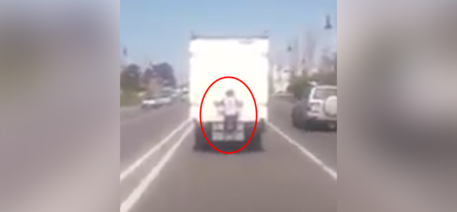 enfant-accroché-camion