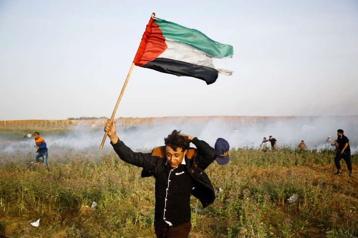 Palestinien-brandissant-drapeau