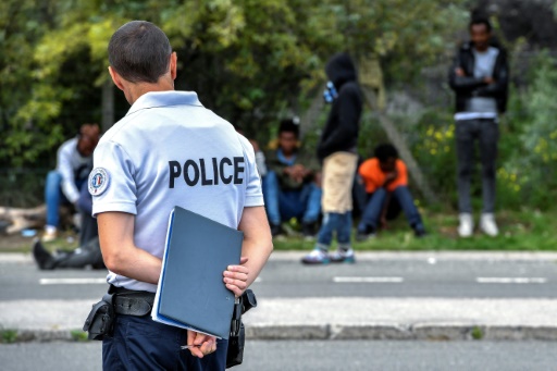 police-migrants-calais-france