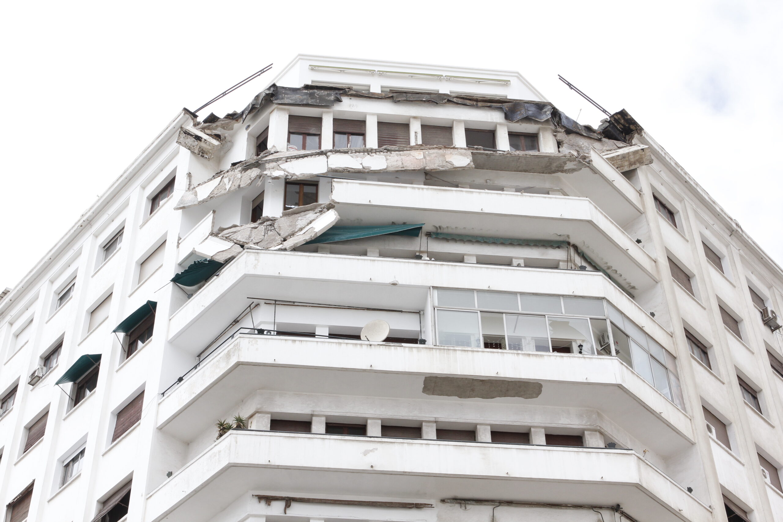 Casablanca : Le fronton d’un immeuble plonge de 10 étages pour s’écraser dans la rue