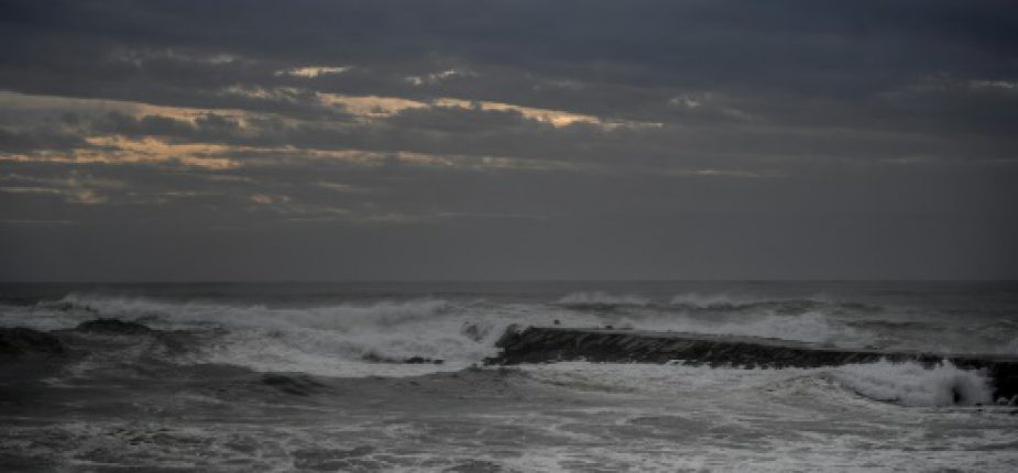 Fortes vagues à Costa da Caparica, près de Lisbonne, le 13 octobre 2018, alors que le Portugal commençait d'être touché par l'ouragan Leslie © AFP PATRICIA DE MELO MOREIRA