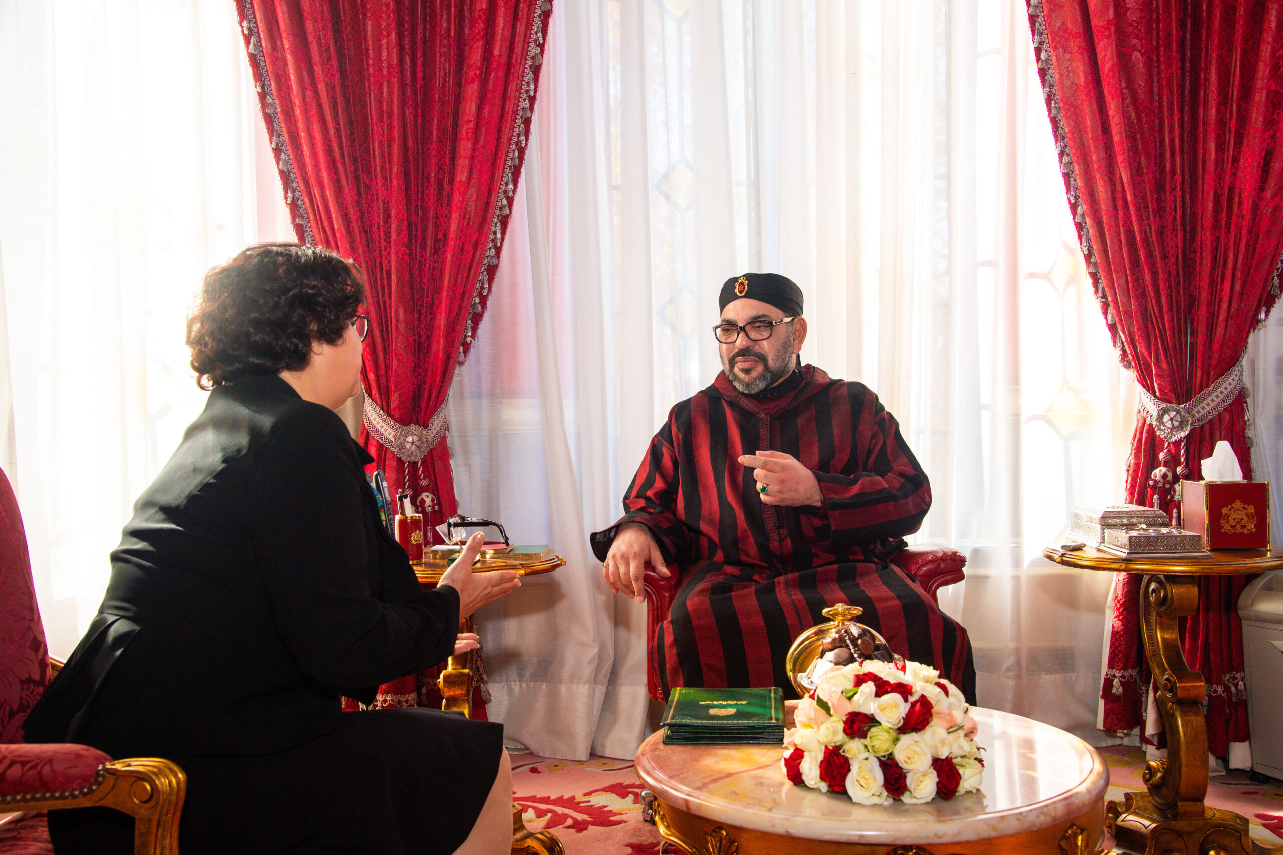 Sa Majesté le Roi reçoit Mme Latifa Akharbach