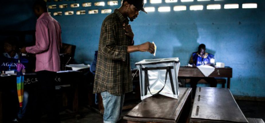 Un homme vote le 30 décembre 2018 dans le quartier populaire de Victoire à Kinshasa, la capitale de la RD Congo où se déroulent des élections présidentielle, législatives et provinciales © AFP JOHN WESSELS