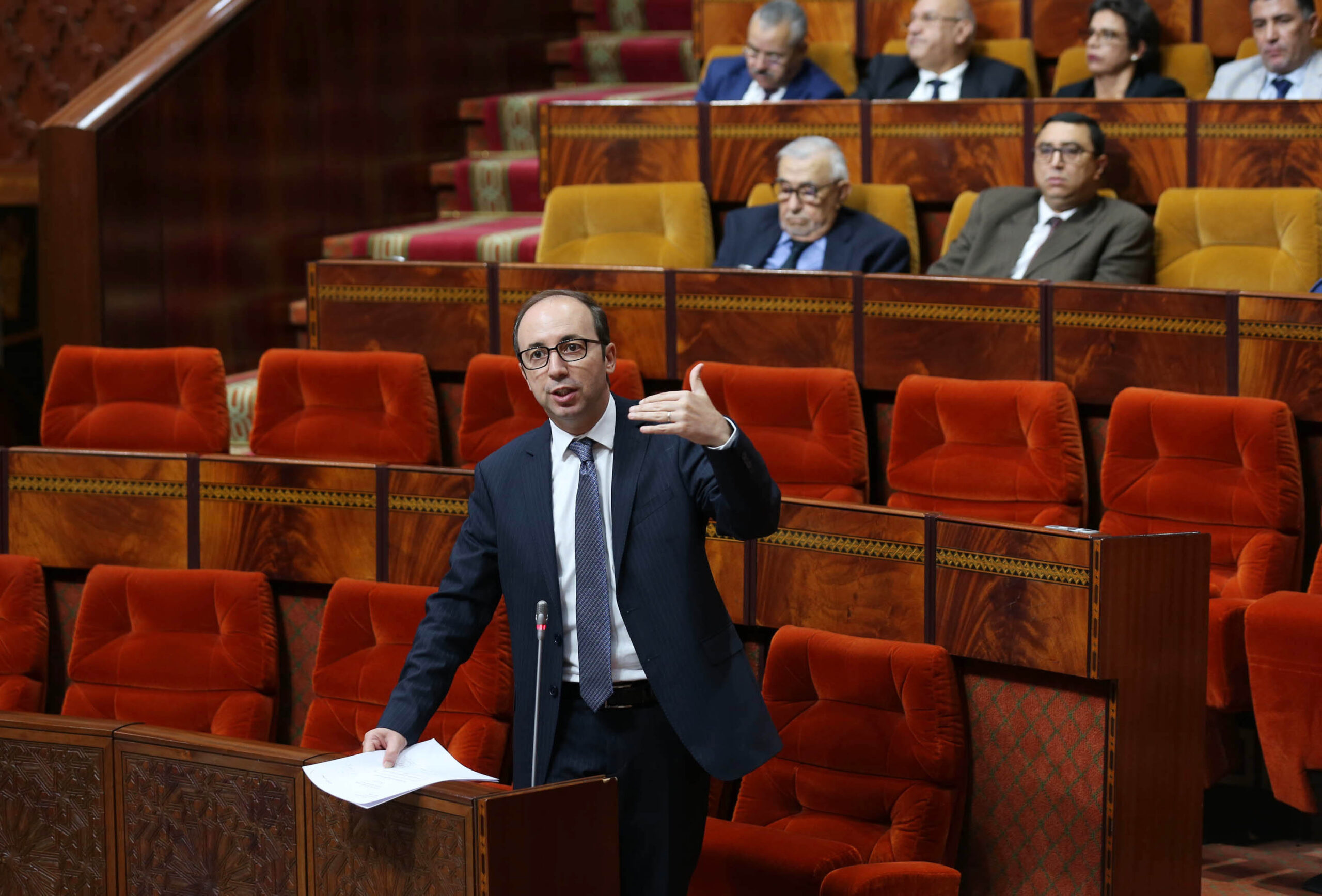 Anas Doukkali répondant à une question à la Chambre des représentants.