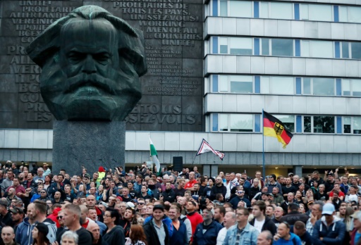 manif allemagne statue géante de Karl Marx chemnitz