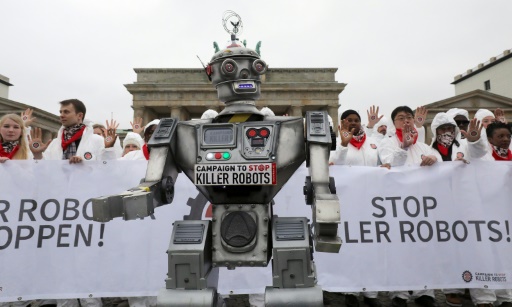 manifestation de l&rsquo;ONG Facing Finance contre les robots tueurs