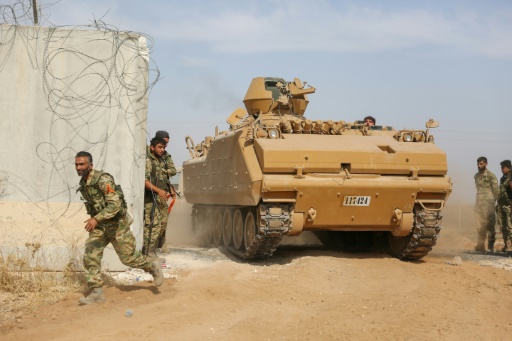 char et des combattants syriens pro-Ankara