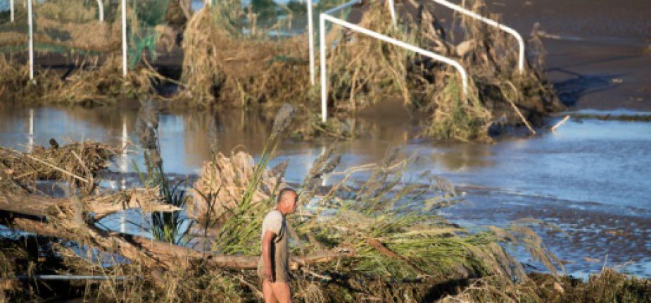 Un homme le long du fleuve Tamagawa à Kawasaki le 13 octobre 2019, après le passage du typhon Hagibis © AFP Odd ANDERSEN