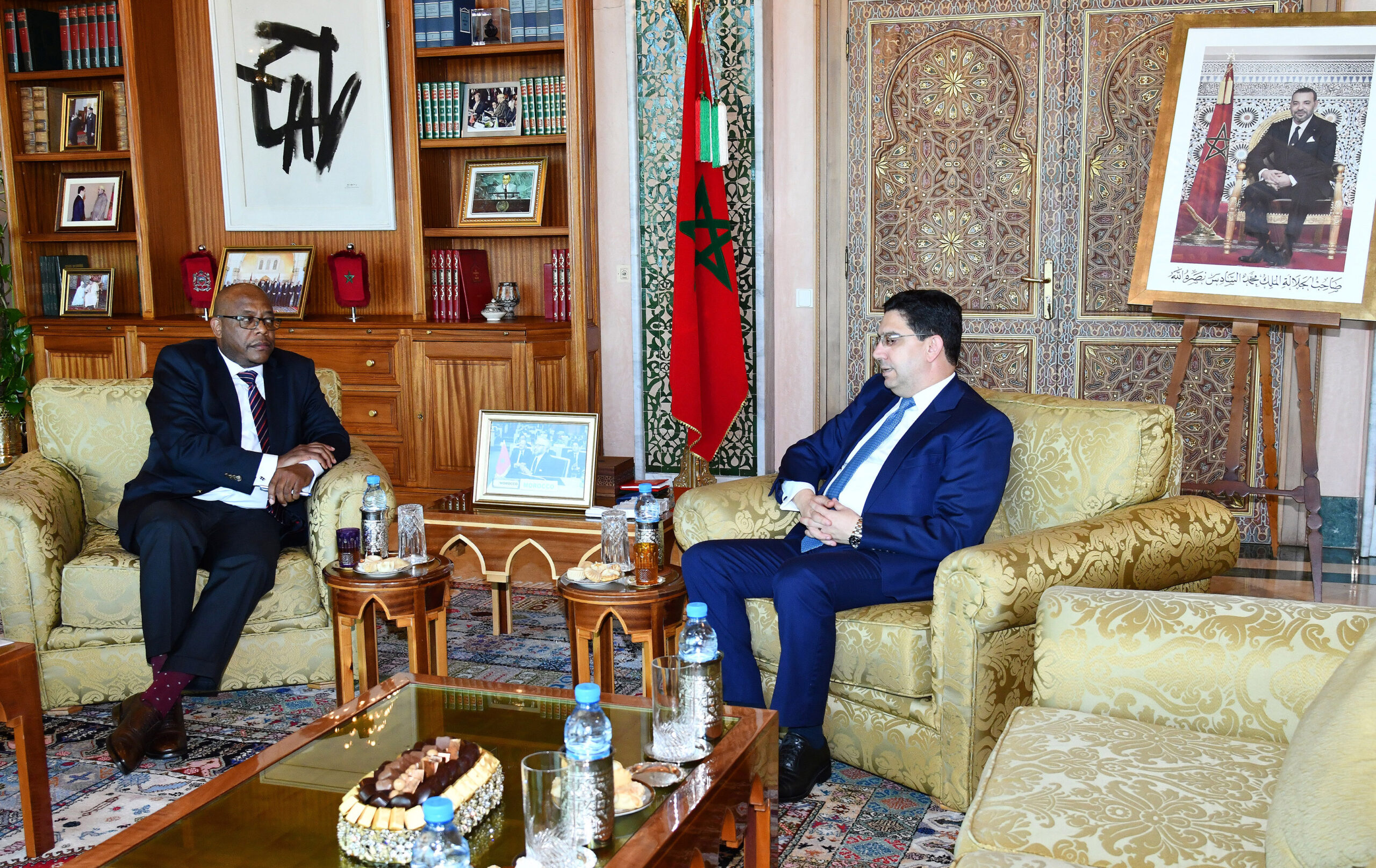 M. Nasser Bourita s’entretient avec M. Lesego Makgothi à Rabat