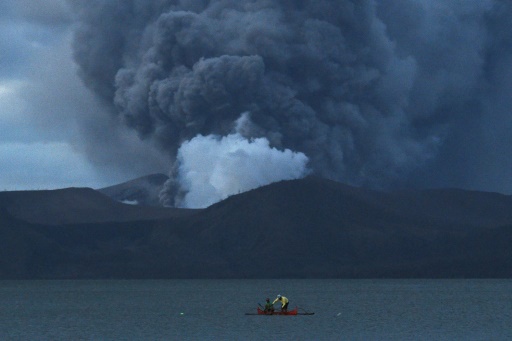 Eruption du volcan Taakn manille,philippines
