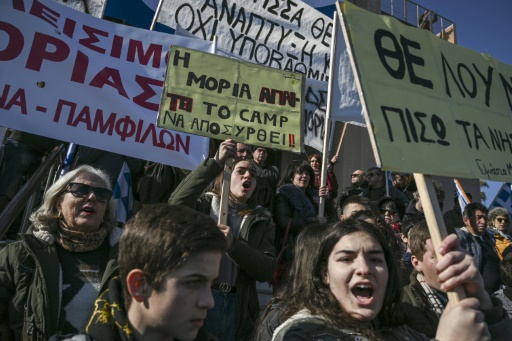 habitants manifestent contre les camps de migrants