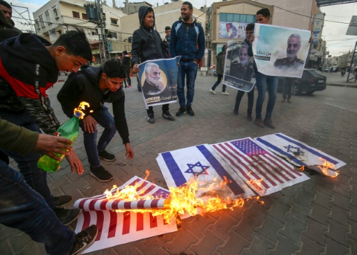 manifestants palestiniens brûlent des drapeaux américain et israélien