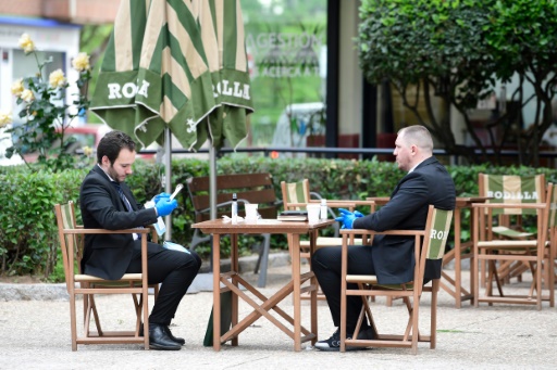 Deux hommes assis à la terrasse d&rsquo;un café espagne