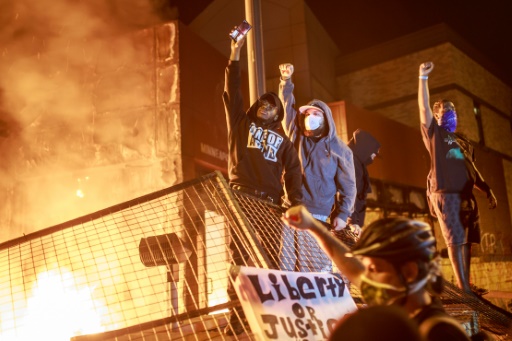 manifestants commissariat de Minneapolis