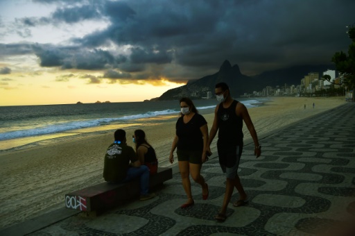 promeneurs plage d&rsquo;Ipanema à Rio de Janeiro brésil