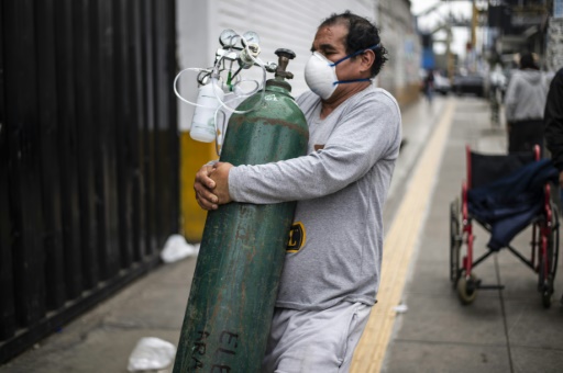 homme porte une bouteille d’oxygène