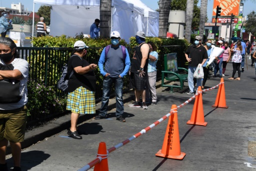 Des personnes font la queue pour un test du coronavirus