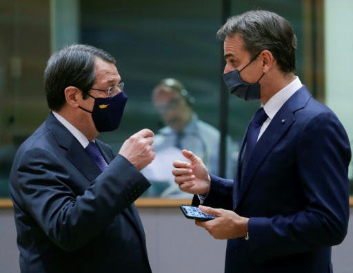 Nicos Anastasiades (G) et le Premier ministre grec Kyriakos Mitsotakis