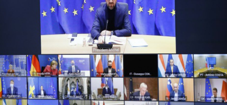 Le président du Conseil européen Charles Michel (en haut) assiste à un sommet virtuel, à Bruxelles le 29 octobre 2020 © POOL/AFP/Archives Olivier HOSLET