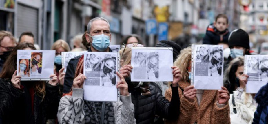 Entre 200 et 300 personnes se sont rassemblées le 22 novembre 2020 à Liège, en Belgique, pour rendre hommage à une jeune coiffeuse dont le suicide est devenu le symbole dans ce pays de la détresse des indépendants face à la pandémie © AFP Kenzo Tribouillard