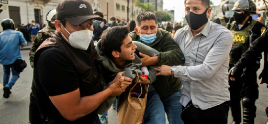 Un manifestant soutien du président déchu Martin Vizcarra est arrêté le 11 novembre 2020 à Lima © AFP ERNESTO BENAVIDES
