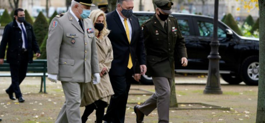 Le secrétaire d'Etat américain Mike Pompeo avec l'ambassadeur américaine en France Jamie McCourt se rend à une cérémonie en hommage aux victimes du terrorisme à Paris, le 16 novembre 2020 © POOL/AFP Patrick Semansky