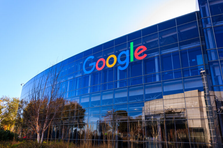 Google Is Accused of Enlisting Facebook to Aid in Ad-Rigging - Vimarsana News