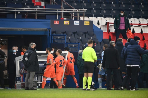 joueurs de Baseksehir quittent la pelouse
