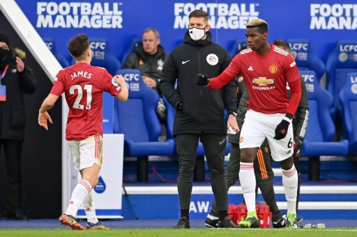 Le milieu de Manchester United Paul Pogba (d) entre en jeu à la place de Daniel James (g) sur le terrain de Leicester, le 26 décembre 2020 © POOL/AFP Michael Regan