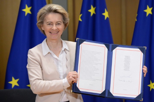 Ursula von der Leyen pose avec l’accord post-Brexit