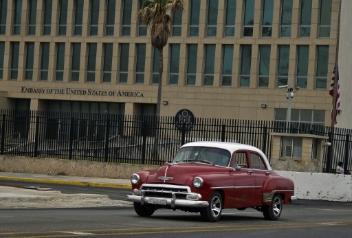 Une vieille voiture américaine passe devant l'ambassade des Etats-Unis à La Havane, le 12 janvier 2021 à Cuba © AFP YAMIL LAGE