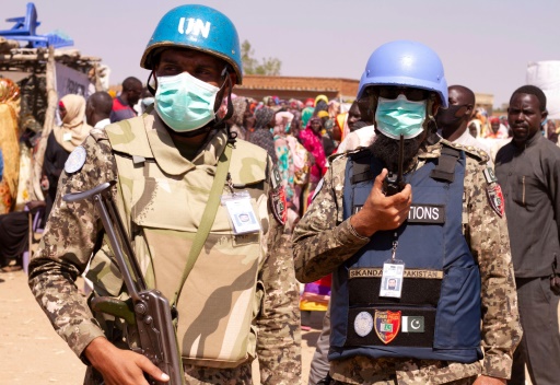 Des membres de la mission de paix conjointe de l'ONU et de l'Union africaine (Minuad) encadrent une manifestation contre la fin de leur opération dans le pays, dans un camp de déplacés au Darfour-Sud, le 31 décembre 2020 © AFP/Archives