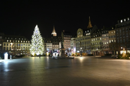 La place Kléber à Strasbourg, déserte après l'avancement du couvre-feu à 18h00, le 10 janvier 2021 dans l'est de la France © AFP Frederick FLORIN