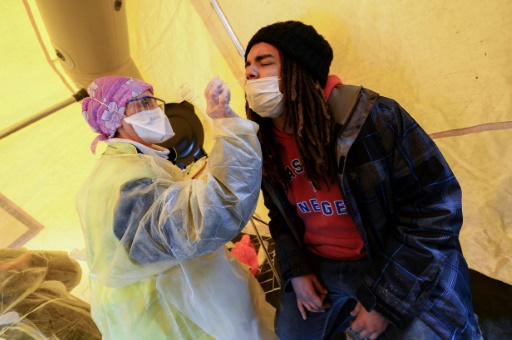 infirmière fait un test au Covid-19