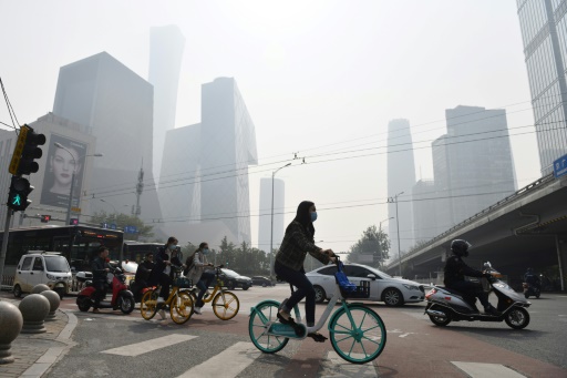 Dans les rues de Pékin le 10 octobre 2020, journée où la pollution de l'air était particulièrement visible © AFP/Archives GREG BAKER