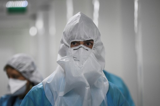 Un soignant en tenue de protection