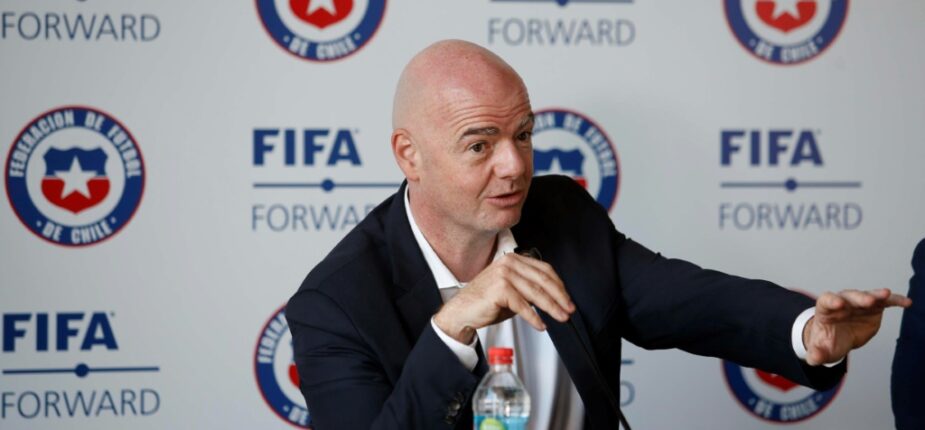 Le président de la Fifa Gianni Infantino lors d'un point presse au siège de la Fédération chilienne de football à Santiago, le 17 octobre 2021