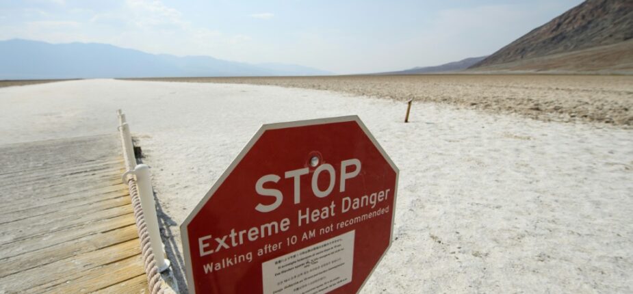 Un panneau avertit les visiteurs du risque de chaleur extrême au parc national de la Vallée de la Mort, le 17 juin 2021, en Californie