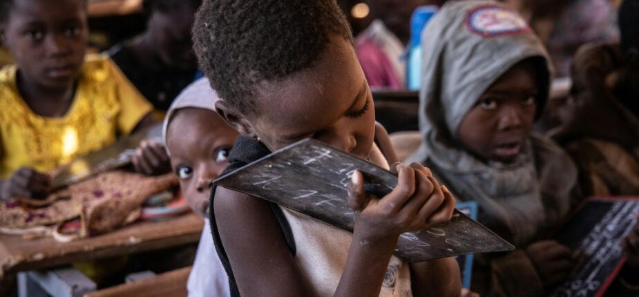 Au Niger, pour remédier à l'insuffisance des classes, les autorités construisent des milliers de hangars en paille et en bois où les enfants suivent les cours