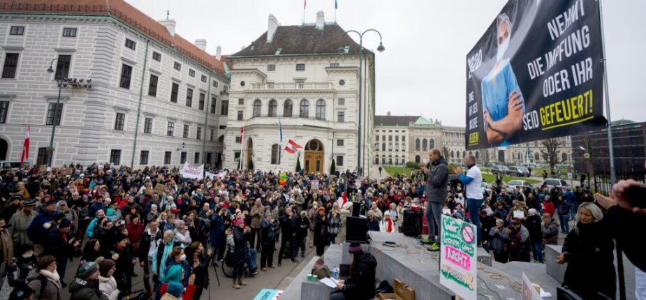 Des manifestants opposés à la vaccination, le 14 novembre 2021 à Vienne