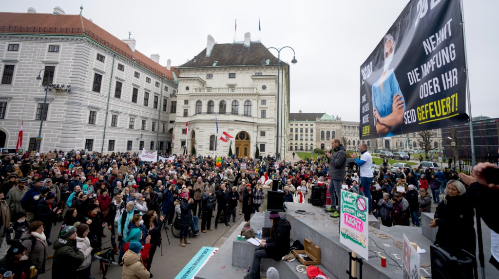 Des manifestants opposés à la vaccination, le 14 novembre 2021 à Vienne