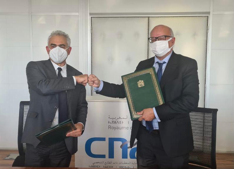 M. Younes EL MECHRAFI, DG MDJS, et M. Omar SEGHROUCHNI, Président de la CNDP – Signature de convention d&rsquo;adhésion au programme Data Tika